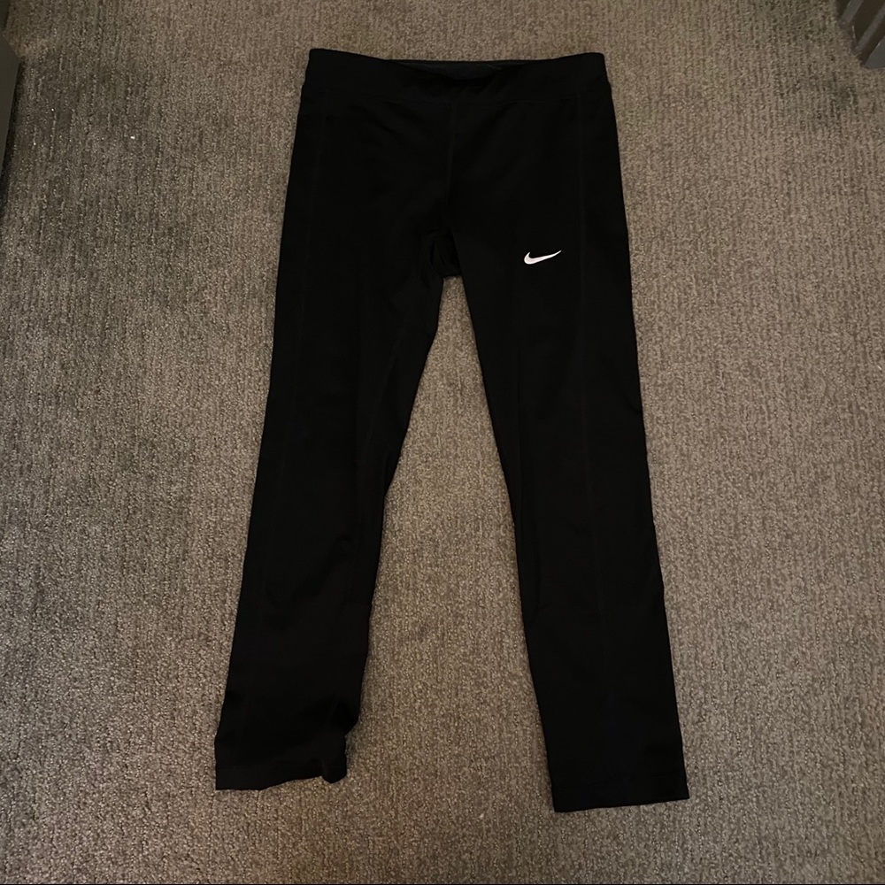 Nike Essentials Tight Fit Crop Pant